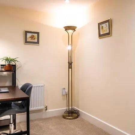 The Warren - Town Centre, With Parking *