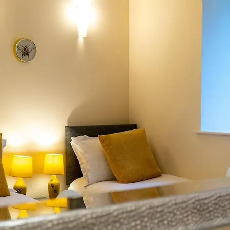 The Warren - Town Centre, With Parking