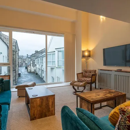 The Warren - Town Centre, With Parking *