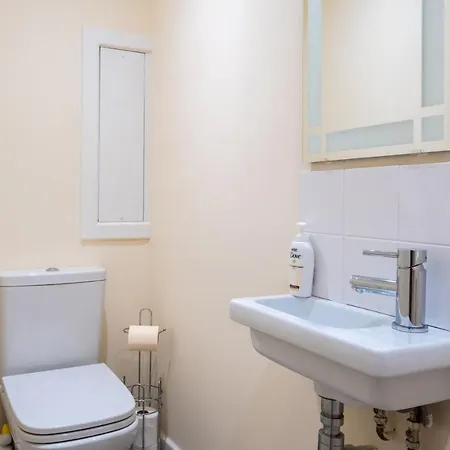 The Warren - Town Centre, With Parking