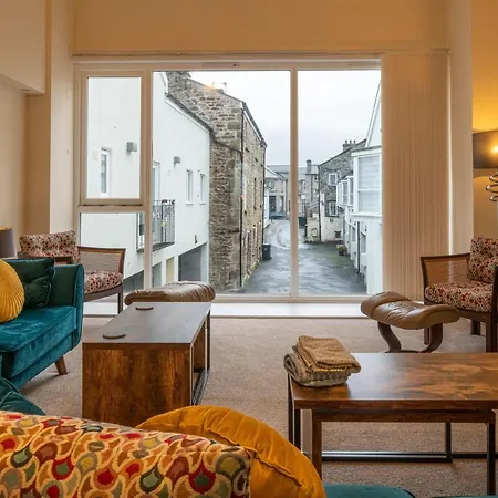 The Warren - Town Centre, With Parking