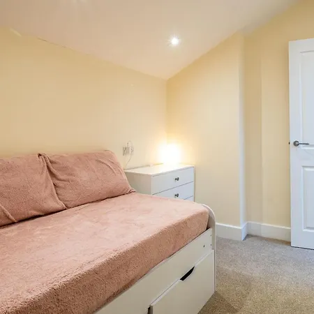 Holiday home The Warren - Town Centre, With Parking *